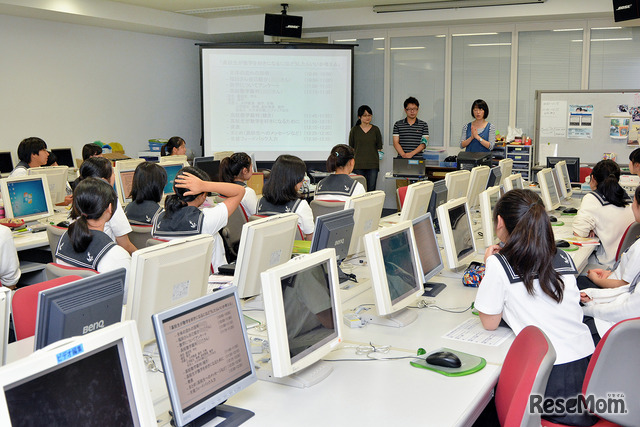 パソコンルームを使っての授業。この日は19人の生徒が授業に臨んだ
