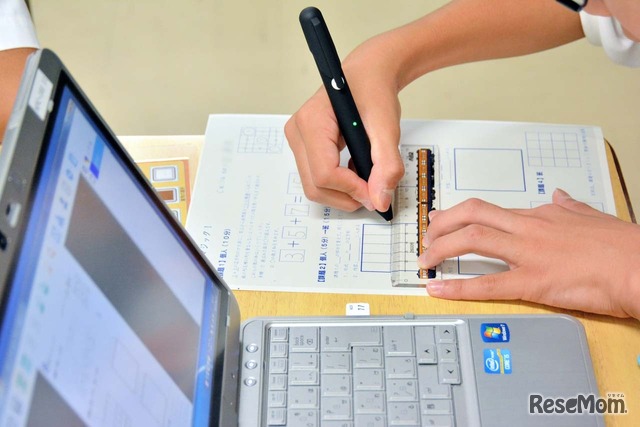 デジタルペンにはセンサーが内蔵されており、対応用紙に文字を書いてデジタル化できる