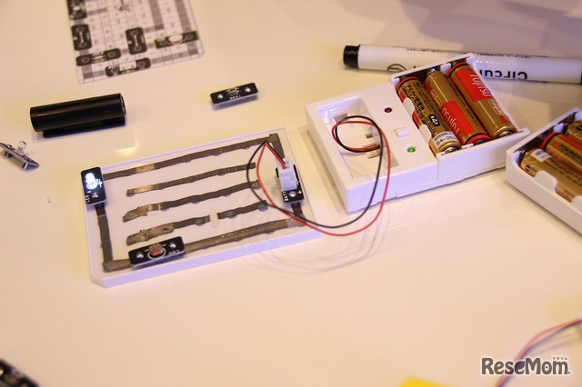 山崎教育システムの回路設計教育工作キット。回路を扱った教材の展示はEDIX2016でもここだけ