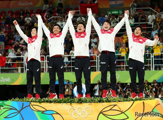 体操男子団体で金メダルを獲得した選手5人　（Photo by Alex Livesey/Getty Images）