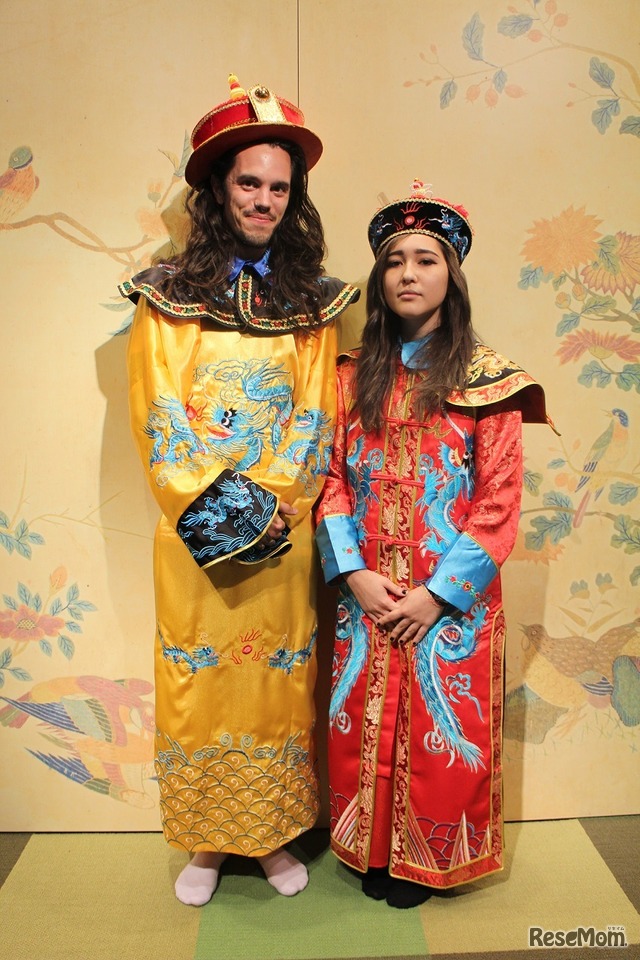 イベント「着てみてポーズ！ 中国・韓国・日本の伝統衣装」写真は昨年のようす　東洋館1階エントランスにて、期間中毎日（12:00～17:00）開催