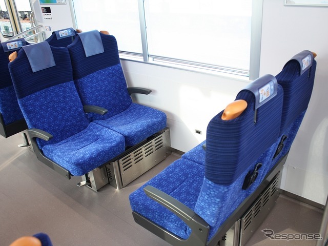 クロスシート時は座席下の足踏みペダルを使って向きを変え、4人用ボックス席の配置にすることもできる。