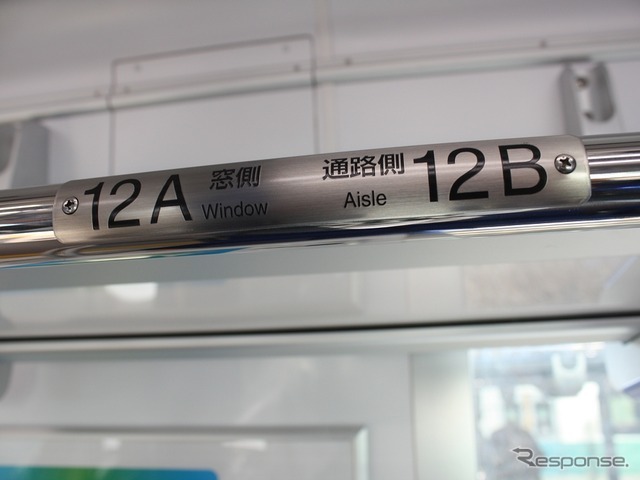 荷物棚には座席番号の表示。座席指定列車『S-TRAIN』に対応している。