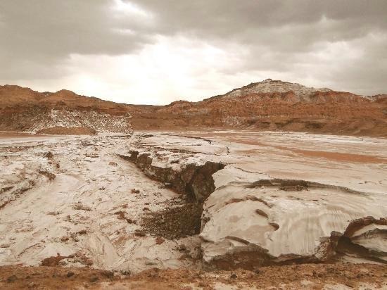 荒涼とした大地が続くムーンバレー……アタカマ砂漠 / チリ