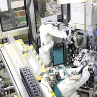 工場内で働く工業用ロボットのようす
