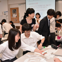 小澤氏によるワークショップ　生徒たちは、コミュニケーション能力の必要性を楽しみながら学んだ