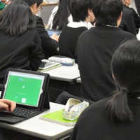 生徒たちは、iPadにキーボードを付けるなどして、それぞれ使いやすい工夫を行っていた