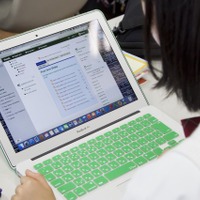 生徒たちは専用のMacBookを所有している。「Moodle」を使い、課題を提出する