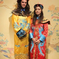 イベント「着てみてポーズ！ 中国・韓国・日本の伝統衣装」写真は昨年のようす　東洋館1階エントランスにて、期間中毎日（12:00～17:00）開催