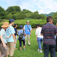 石舞台古墳のガイドツアーは、親子で行く修学旅行のための特別プログラム