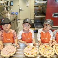 どんなピザになるか想像しながらトッピングを選んでいく子どもたち