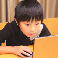 有賀さんの4年生の息子さんは黙々とプログラミングを進める
