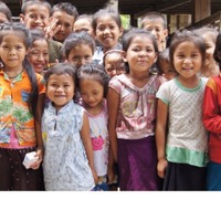 ラオスのワクチン接種会場に集まった子供たち