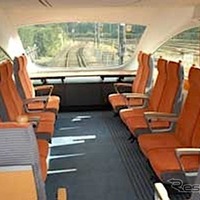 シートをロングシート状に線路と並行に配置して、いつもと違う眺望を楽しめるラウンジ仕様の展望席。