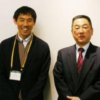 左：安平町教育委員会の井内聖氏、右：山田誠一校長