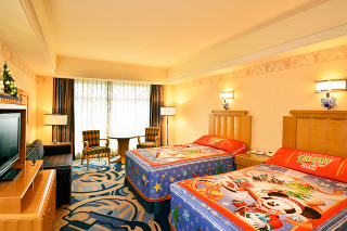ディズニー、ベッドもオブジェもクリスマスな新客室…アンバサダーホテル 画像