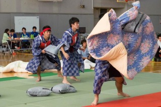 伊東温泉で決戦「全日本まくら投げ大会」小学生以上の参加チーム募集 画像