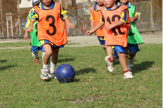 元日本代表の森島氏に学ぶ無料「子ども人権サッカー教室」1/30 画像