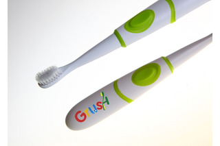 歯磨きしながらモンスター退治、ゲーム連動歯ブラシ「Grush」 画像