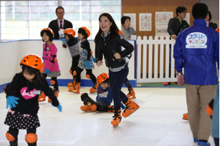 鈴木明子、閉校になる小学校でスケート体験授業 画像