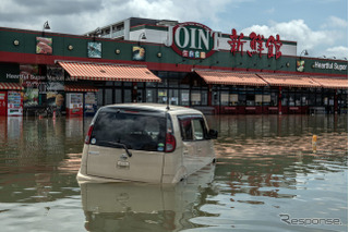 台風シーズン、水没した車からの脱出手順の確認を 画像