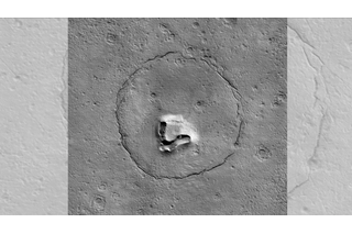 NASA、まるでクマの顔…火星に奇妙な地形を発見 画像