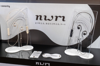NTT、耳を塞がないイヤホン「耳スピ」ネックバンド型発売 画像
