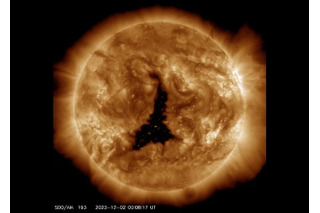 太陽に地球60個分の巨大コロナホール出現…強烈な太陽風 画像