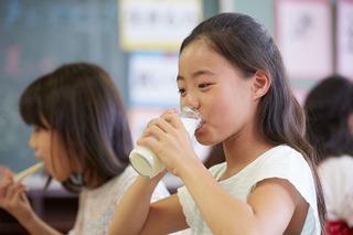 給食の牛乳、お茶に変えたい58.1%…好きなメニュー1位は 画像