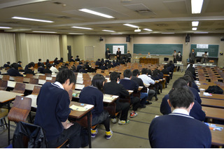 【センター試験2013】試験開始前の会場の様子と解答速報案内 画像