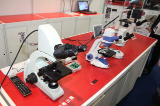 【NEE2013】4K対応のデジタル顕微鏡とフルHD対応の普及価格モデル、内田洋行 画像