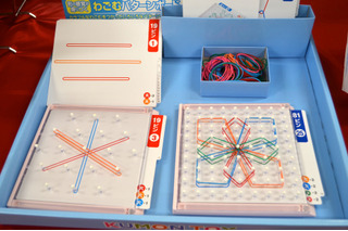 【おもちゃ見本市 2013】カラフル輪ゴムで学ぶ形の感覚、くもんの知育玩具 画像
