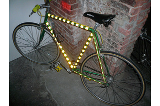 ライトを当てると鮮やかな蛍光色に、夜間走行の自転車を守る反射テープ 画像
