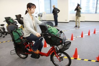 正しい電動自転車の乗り方・子どもの乗せ方、自転車用ヘルメットを 画像