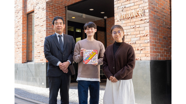 左から山川出版社販売促進部課長の田村裕氏、東京大学2年生の伊藤健太さん、牛島侑さん