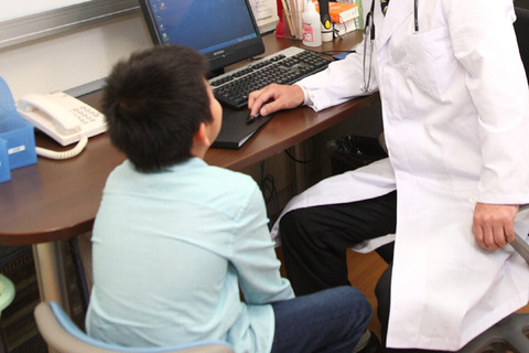 子どもが病気になったら…母親の7割「仕事を休む」 画像