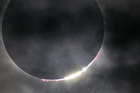 パナソニック、太陽光発電の電力だけで皆既日食を生中継3/9 画像