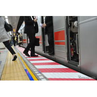 東京メトロ九段下駅ホームに赤白2色の「注意喚起シート」 画像