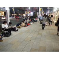 iPhone 4S 明日発売！ Apple Store銀座店ではすでに100人超える行列  画像