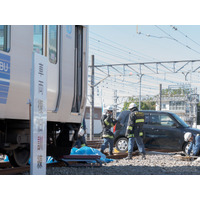 震度6弱の地震発生、電車と自動車が衝突…西武鉄道が総合復旧訓練 画像