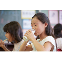 給食の牛乳、お茶に変えたい58.1%…好きなメニュー1位は 画像