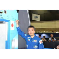 【宇宙博2014】若田宇宙飛行士が「きぼう」実物大モデルにサイン 画像