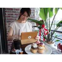 カフェ・バーに用意されたiPadで旅行の相談、20～40代の女性がターゲット 画像