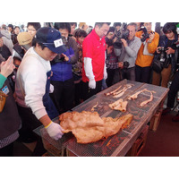 深海生物、ダイオウイカの試食会開催 画像