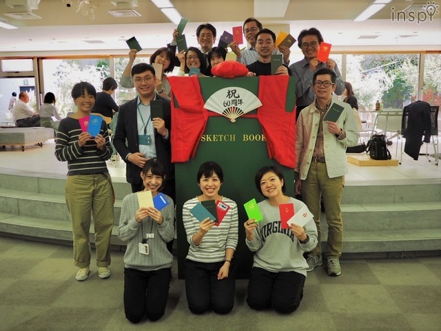 発売60周年おめでとう！還暦を迎える測量野帳が紅白のちゃんちゃんこ姿