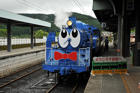 静岡の大井川鐵道、夏休みに青い蒸気機関車「SLくん」運転 | リセマム