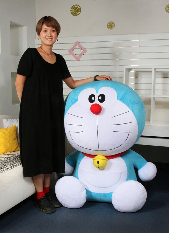 ほぼ原寸大のドラえもんぬいぐるみ登場、お座りポーズで高さ約110cm