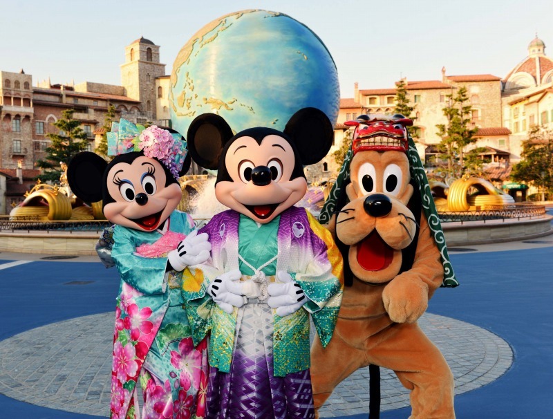 東京ディズニーリゾートのお正月、和服姿のミッキーやミニーがご挨拶
