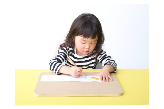 博報堂、「勉強したくなる机」を開発 画像