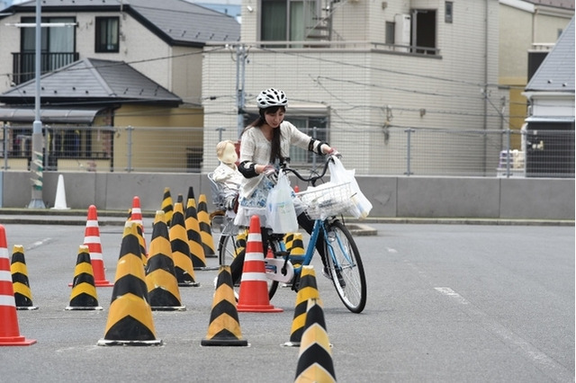 JAF、子どもを乗せた自転車の運転は慎重に 画像